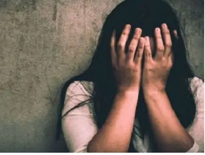 Raipur Crime: चाकू की नोक पर अफसर की पत्नी से दुष्कर्म, शादी का कार्ड देने के बहाने घर में घुसा था आरोपी; उम्रकैद की सजा