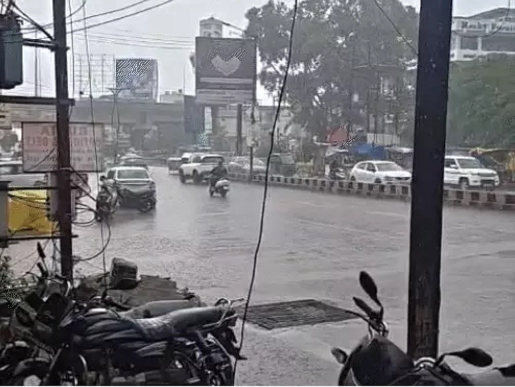 Chhattisgarh Rain Alert: मनेंद्रगढ़ में पुलिया टूटी, MP जाने वाला मुख्य रास्ता बंद; 24 घंटे भारी बारिश का अलर्ट, मैनपाट में युवक की मौत