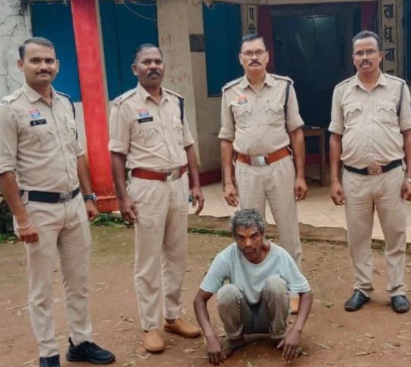 Ambikapur News: चरित्र शंका में पत्नी और युवक की फावड़े से हत्या, दोहरे हत्याकांड का आरोपी गिरफ्तार