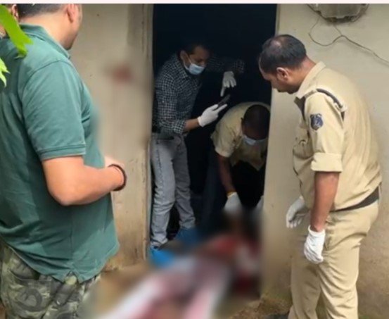 Ambikapur Crime News: लिव-इन पार्टनर की घर में मिली खून से लथपथ लाश, प्रेमिका ने भी गला काटकर की आत्महत्या की कोशिश