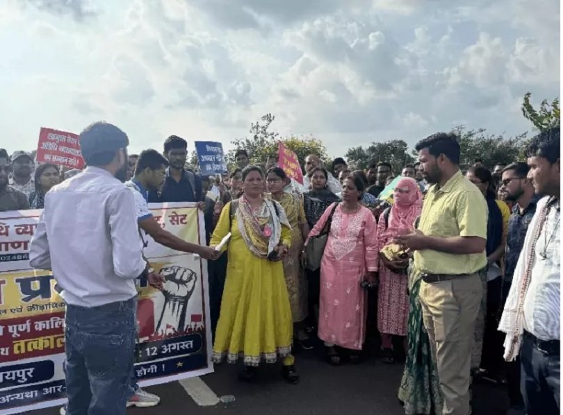 Raipur News: डेढ़ महीने बाद भी नियुक्ति नहीं, अतिथि-व्याख्याताओं ने मंत्रालय घेरा:प्रदेशभर से पहुंचे थे रायपुर, कोई अधिकारी मिलने नहीं आया; बोले- कॉलेजों में पढ़ाई ठप