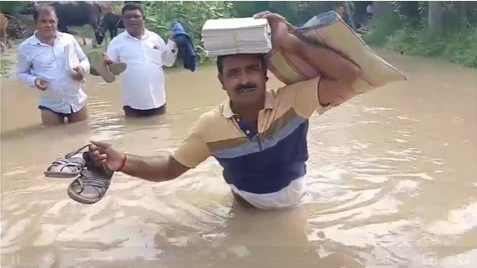 MP School Teachers: उफनते नदी-नालों के बीच स्कूल पहुंचने से राहत, शिक्षक ले सकेंगे ऑनलाइन क्लास