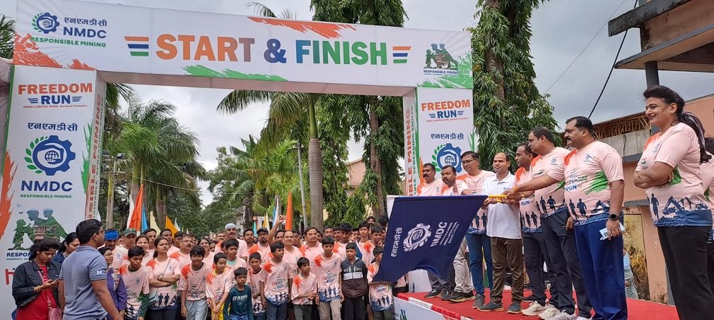 Bacheli News: एनएमडीसी बचेली में फ्रीडम रन मैराथन का आयोजन