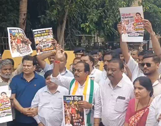 Chhattisgarh Congress protest: शक्कर समेत राशन सामग्री की बढ़ती कीमतों पर कांग्रेस का प्रदर्शन, खाद्य विभाग के खिलाफ खोला मोर्चा