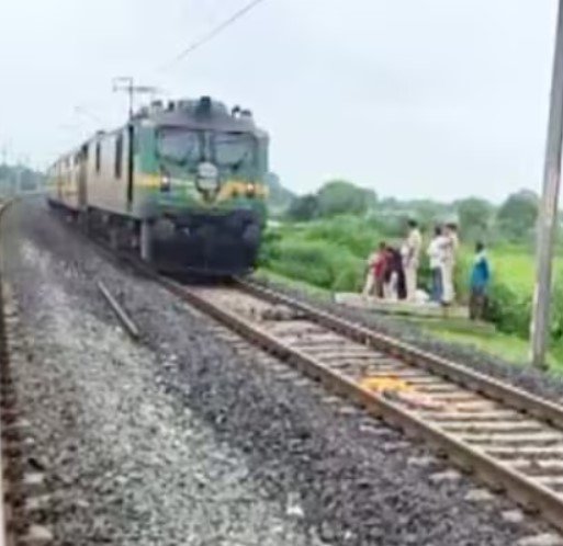 Damoh Crime: बेटे की मौत के बाद माता-पिता ने भी ट्रेन के आगे दी जान, रक्षाबंधन के दिन उजड़ा परिवार