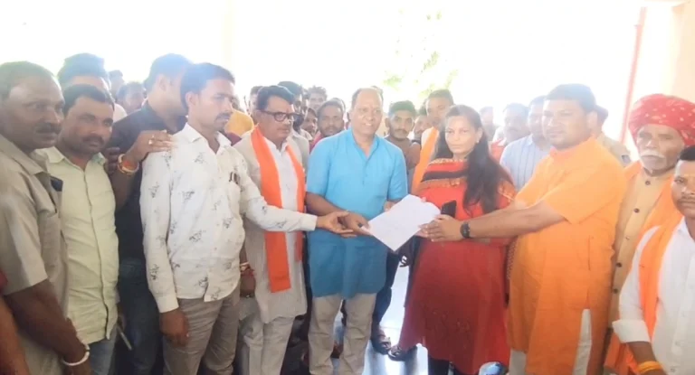 MP News: आलीराजपुर में कम बारिश से फसलों पर संकट, सैकड़ों किसानों के साथ कलेक्ट्रेट पहुंचे मंत्री नागर सिंह चौहान