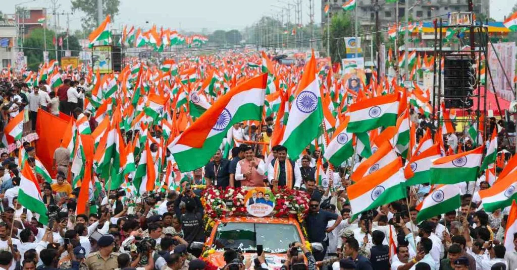 MP Tiranga Yatra: भोपाल में गूंजा ‘भारत माता की जय’ का जयघोष, CM मोहन यादव ने निकाली भव्य तिरंगा यात्रा