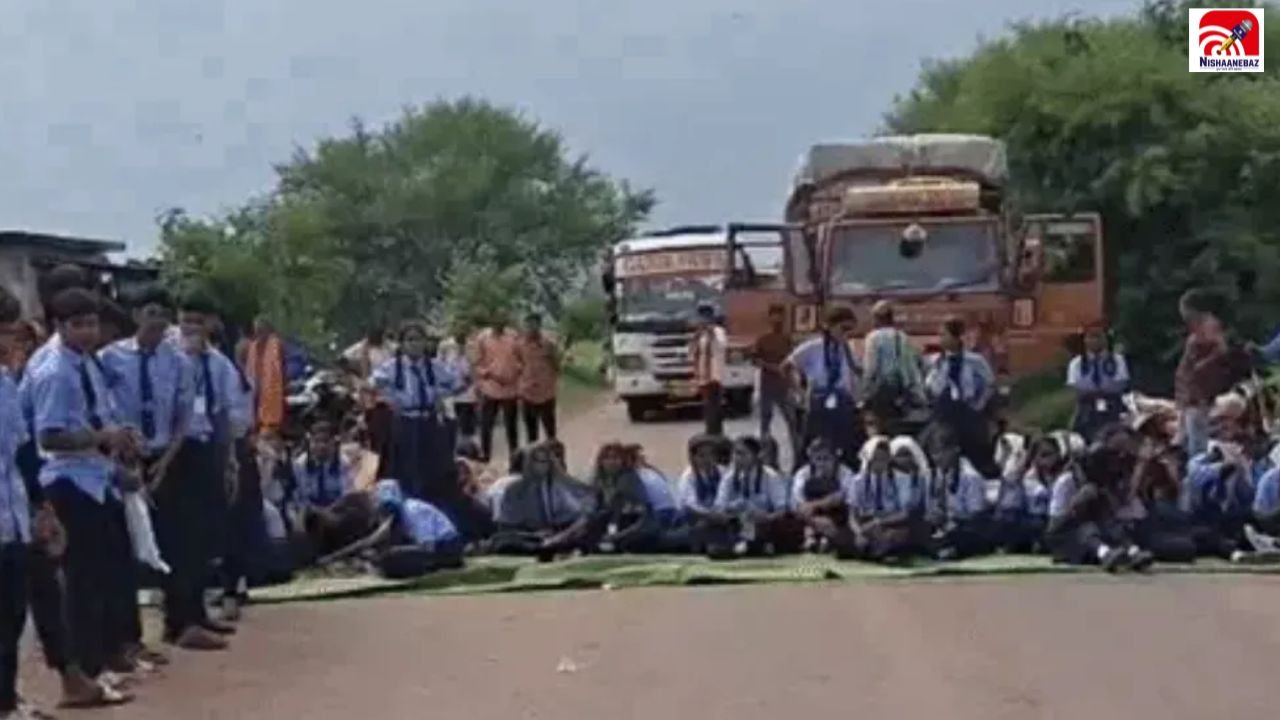 CG Gen Alpha Protest: दुर्ग में 400 छात्रों का फूटा गुस्सा, 12 घंटे सड़क जाम… 17 की मांग पर सिर्फ 4 शिक्षक!
