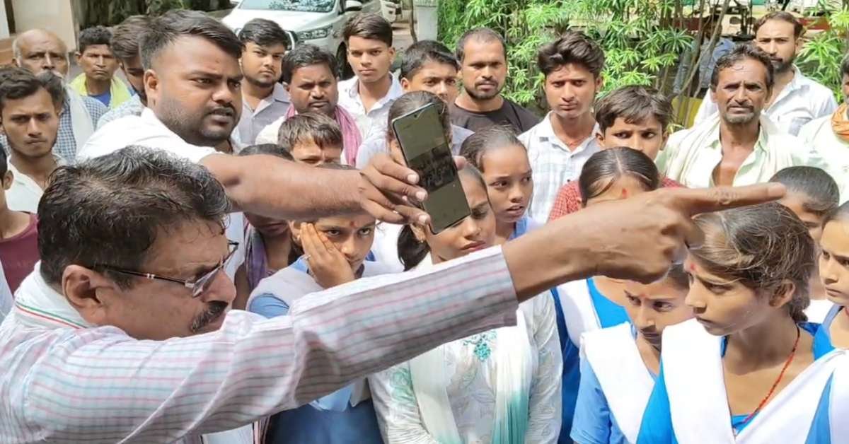MP News: पुलिया-बिजली की मांग पर प्रदर्शन, फिर FIR! बच्चों संग SP ऑफिस पहुंचे ग्रामीण