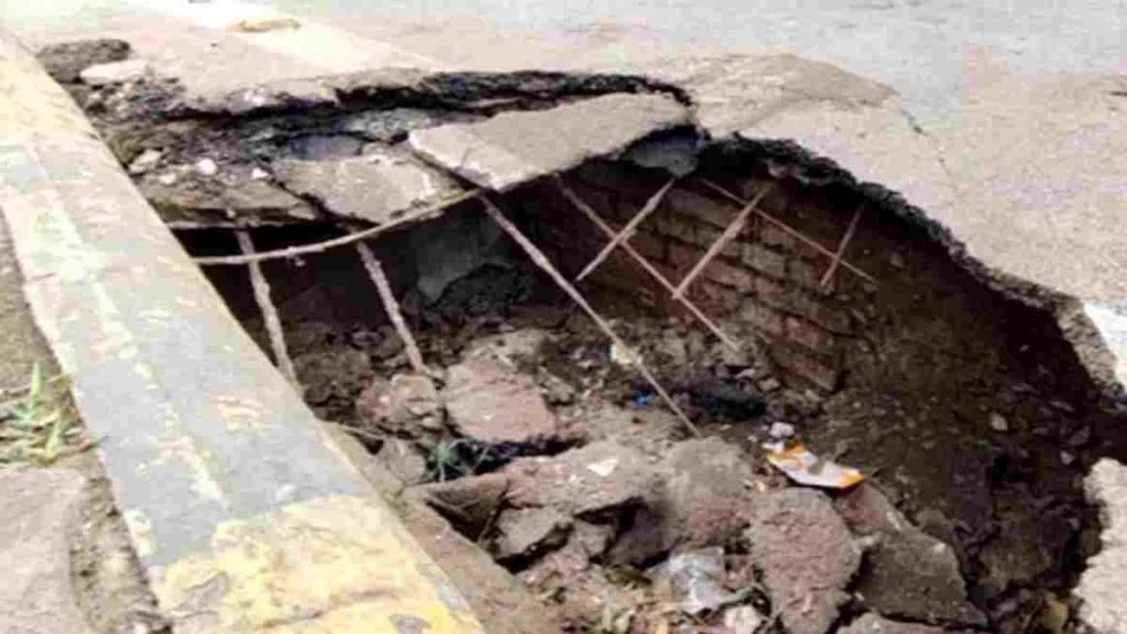 Gwalior Road Cave-In: ग्वालियर में फिर धंसी सड़क, रेत से भरी ट्रैक्टर-ट्रॉली गड्ढे में फंसी; चालक ने कूदकर बचाई जान