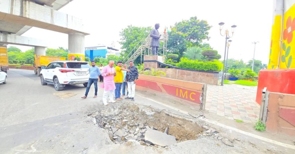 Indore Road Collapse: इंदौर नगर निगम की खुली पोल! पेचवर्क के बाद बापट चौराहे पर 4 फीट धंसी सड़क, 17 दिन में तीसरी बड़ी घटना