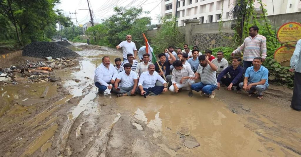 Indore Road Protest: इंदौर में सड़क की बदहाली पर कांग्रेस का प्रदर्शन, कीचड़ में बैठे चिंटू चौकसे; 5 दिन में सुधार का अल्टीमेटम