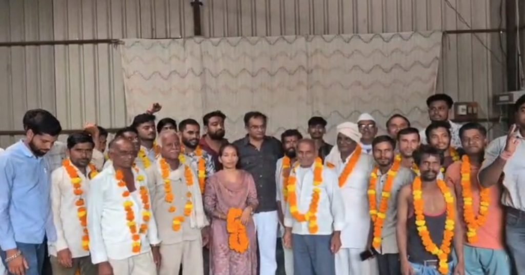 Khandwa News: खंडवा में भाजपा को झटका, 25 कार्यकर्ताओं ने थामा कांग्रेस का हाथ; जिला अध्यक्ष बोले- भाजपा के प्रति बढ़ रही लोगों की नाराजगी