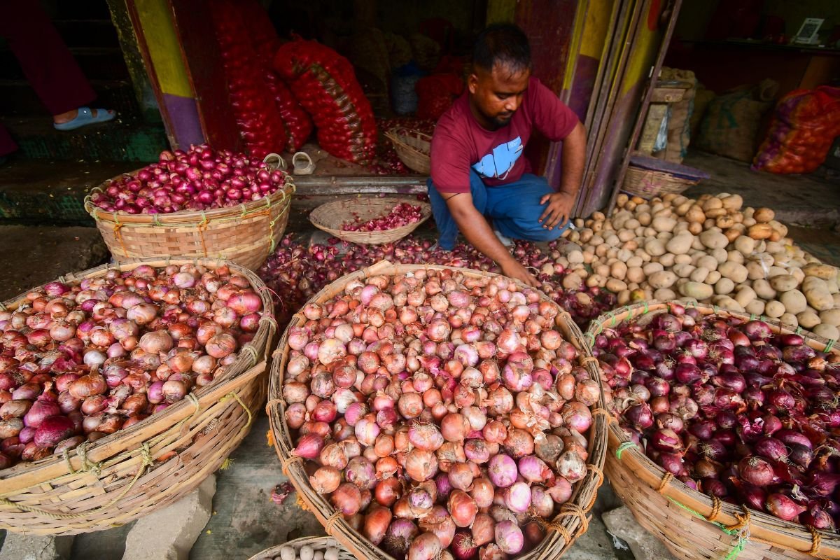Onion Price Inflation India 2026: देश में 59% महंगी हुई प्याज: दिल्ली, चेन्नई, गुवाहाटी में रेलवे के जरिए भेजी जा रही बफर स्टॉक की खेप