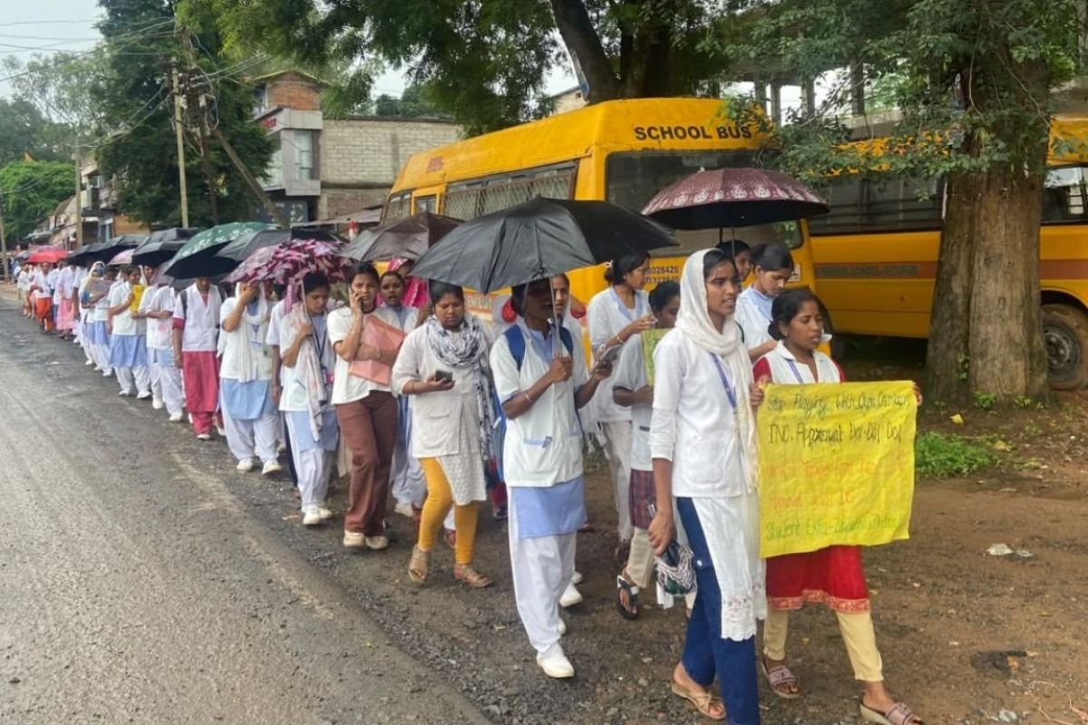 Ambikapur News Lakshya Nursing College INC Recognition: लक्ष्य नर्सिंग कॉलेज में INC मान्यता पर विवाद: छात्राओं ने सीतापुर में निकाली रैली, भविष्य को लेकर जताई चिंता