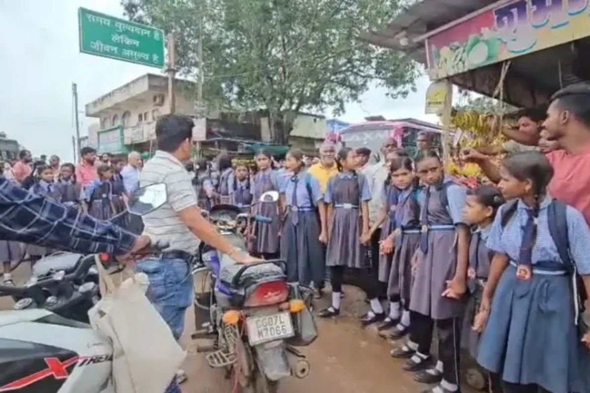 Durg Swami Atmanand School Student Chakkajam: शिक्षा मंत्री के गृह जिले में बदहाल व्यवस्था: सेलूद स्वामी आत्मानंद स्कूल में टॉयलेट नहीं होने पर छात्रों का चक्काजाम
