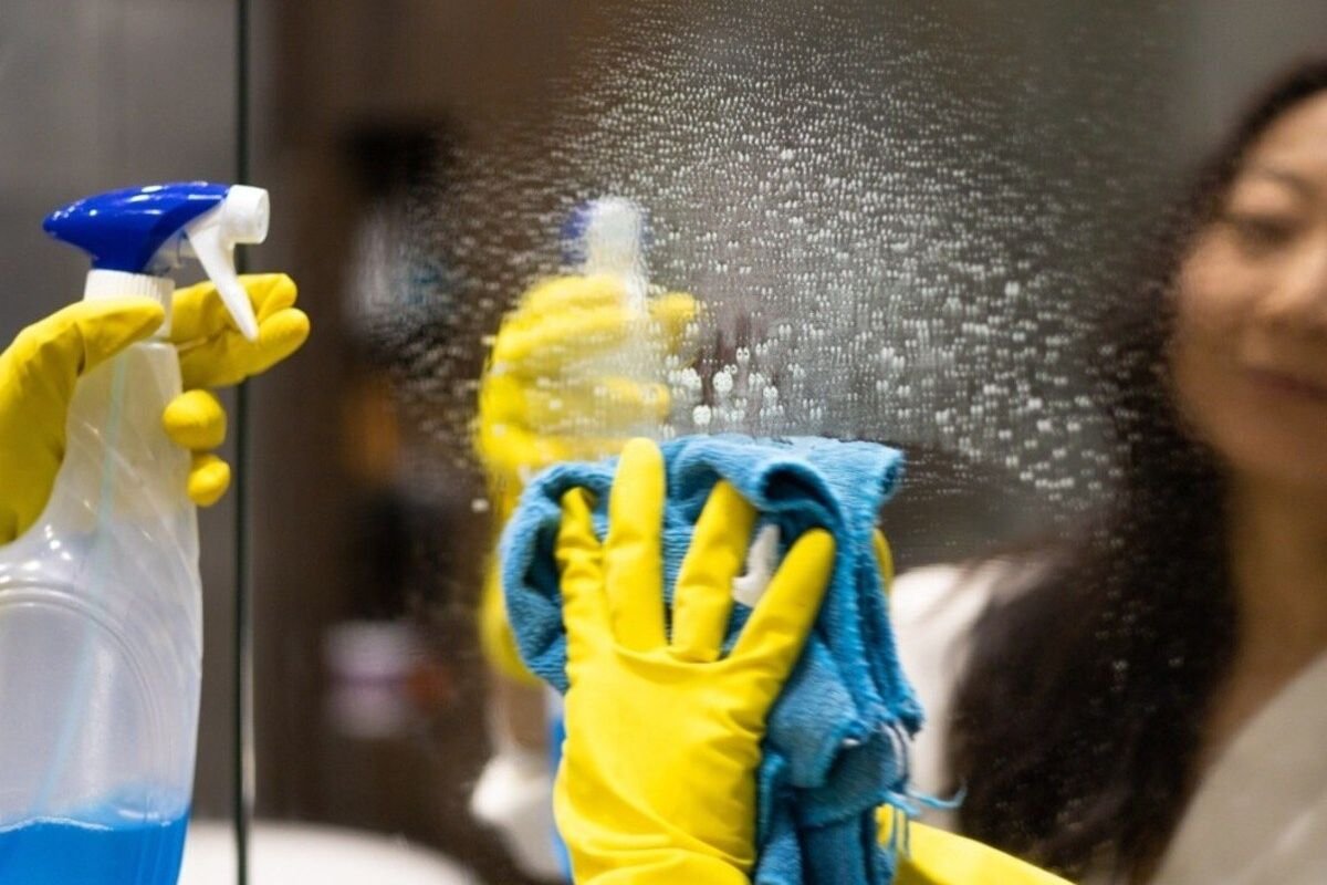 Mirror Cleaning Vinegar Newspaper Hack: धुंधला शीशा चमकाने का सबसे आसान तरीका: सिर्फ अखबार नहीं, सिरके के साथ अपनाएं यह जादुई फॉर्मूला