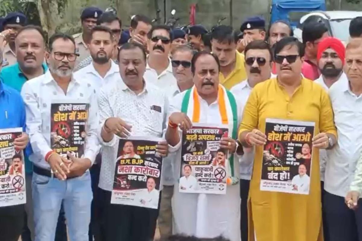 Congress Protests Rising Crime Raipur: रायपुर में बढ़ते अपराध पर कांग्रेस का हल्लाबोल: DD नगर थाने का किया घेराव, पुलिस पर खड़े किए सवाल
