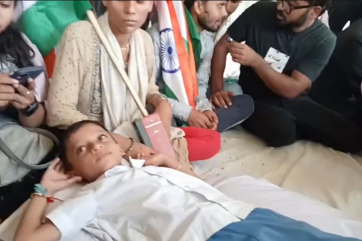 Patna Gardanibagh Protest: छात्र प्रदर्शन के दौरान हिरासत और मारपीट का आरोप, माता-पिता संग धरने पर उतरा मासूम