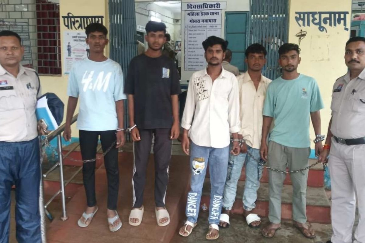 Gobra Nawapara Highway Robbery News: राहगीर को रोककर चाकू-डंडे से पीटा और नकदी-मोबाइल लूटा, पुलिस ने 4 नाबालिगों समेत 9 आरोपियों को पकड़ा
