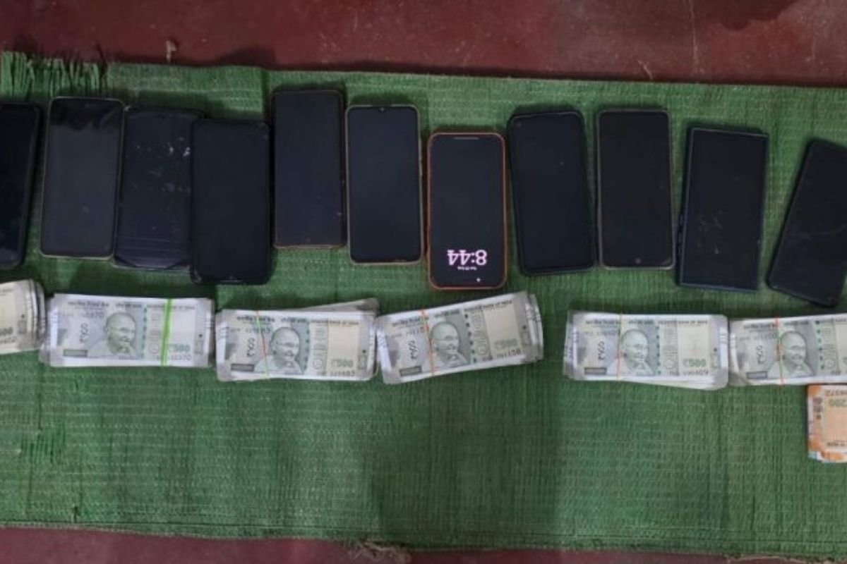 Durg Bhilai Gambling Raid Police Action: मकान में चल रहे जुए के फड़ पर पुलिस की रेड: 12 जुआरी रंगे हाथ दबोचे गए, 3 लाख से अधिक नकद और 12 मोबाइल जब्त