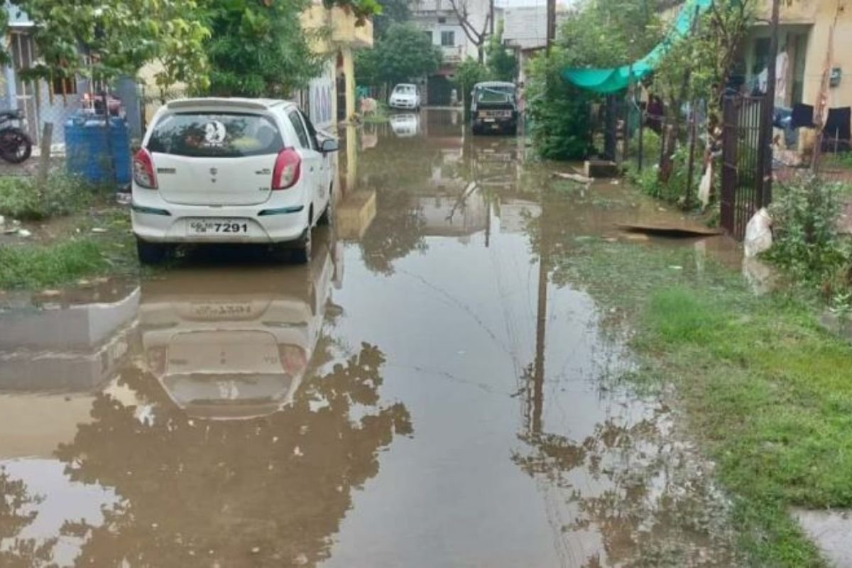 Raipur Sejbahar Drainage System Failure: सेजबहार में जलभराव से थमने लगी आवाजाही: गंदगी से चोक हुई नालियों को तुरंत साफ करने की मांग