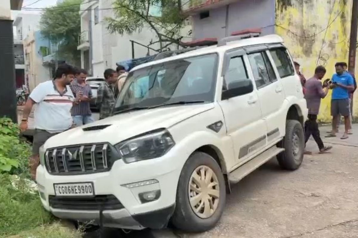 Raipur Citizens Spot Drug Smugglers: रायपुर के नागरिकों ने नाकाम की गांजा तस्करी: ड्राइवर कार छोड़कर भागा, जांच में जुटी पुलिस