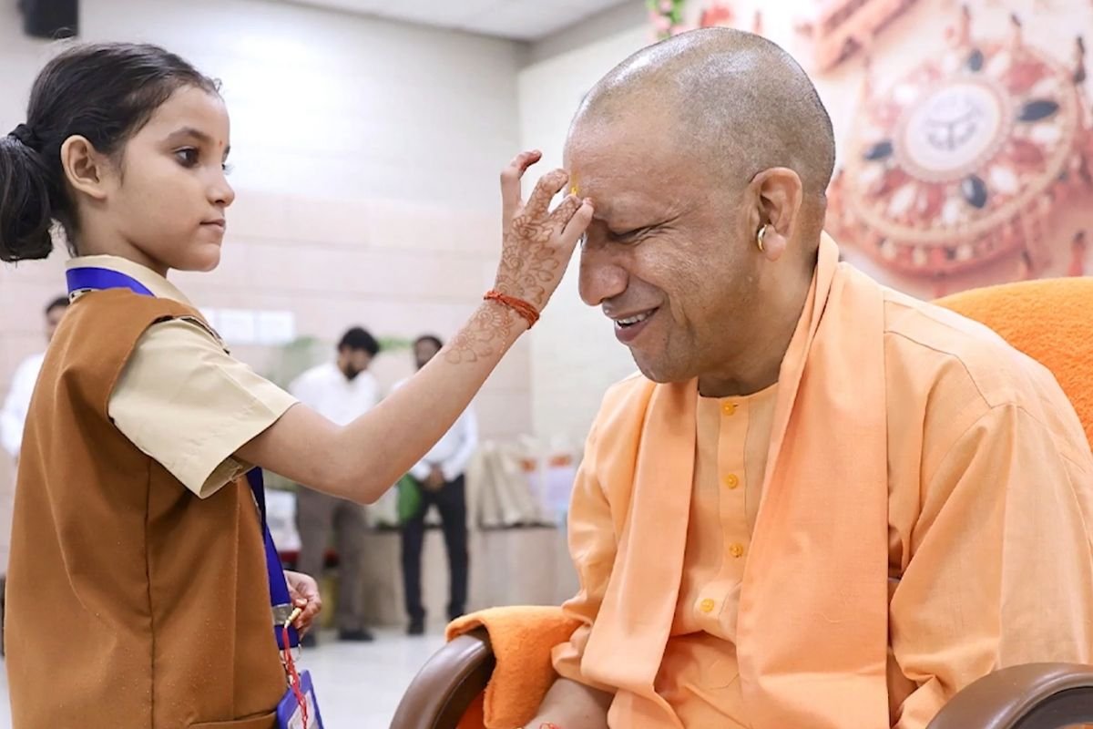 CM Yogi Rakshabandhan: रक्षाबंधन पर सीएम आवास पहुंचे निराश्रित बच्चे, बच्चियों ने मुख्यमंत्री योगी आदित्यनाथ को बांधी राखी
