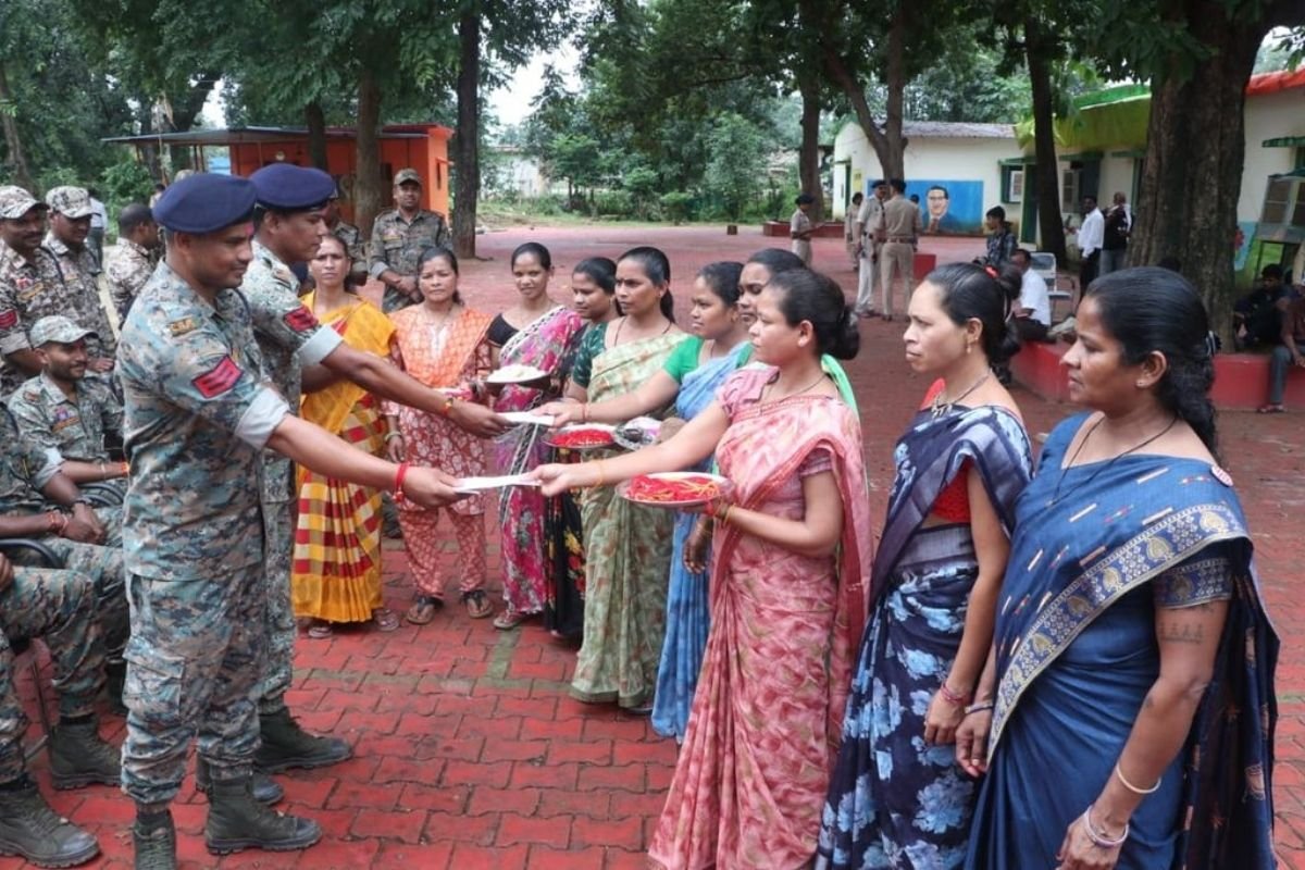Chhattisgarh Naxal Rehabilitation: भानुप्रतापपुर पुनर्वास केंद्र में भावुक पल, आत्मसमर्पित महिलाओं ने DRG जवानों की कलाई पर बांधी राखी