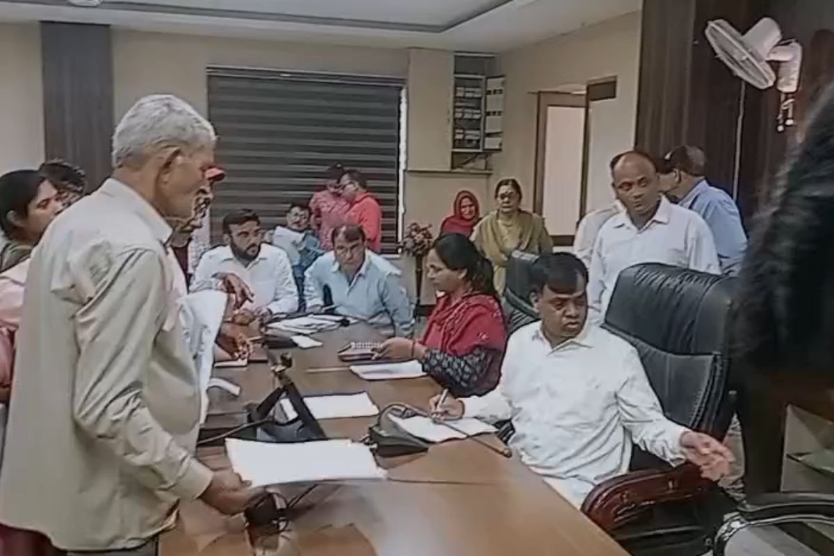 Rewa Collectorate Jansunwai Land Dispute: रीवा जनसुनवाई में बिलखती पहुंची बेबस महिला: कहा- ‘सरपंच, पटवारी ने तुड़वा दिया पुश्तैनी मकान, परिवार बेघर’