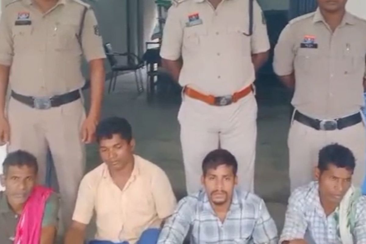 Raigarh Sarpanch Arrested: महिला के घर में घुसकर बदसलूकी और मारपीट करने वाला ओंगना सरपंच समेत 4 गिरफ्तार, जेल भेजे गए