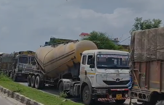 Prayagraj Truck Ban: प्रयागराज में ट्रकों की नो एंट्री से चाकघाट में 3 KM लंबा जाम, 12 घंटे से फंसे भारी वाहन