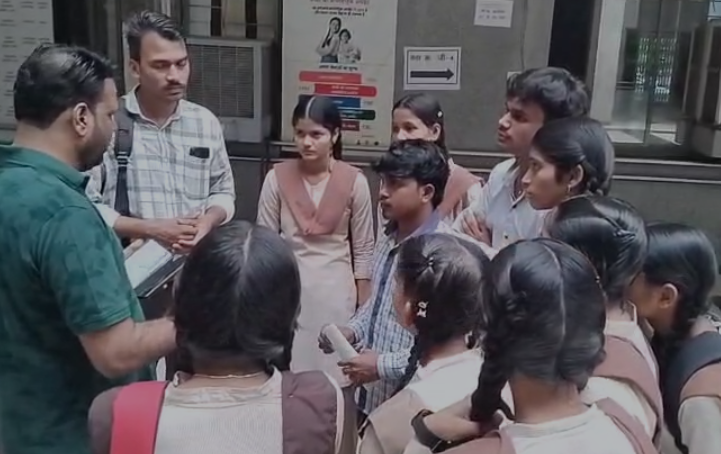 Indore School Students: इंदौर में बच्चों का जानलेवा सफर! बस की छत पर बैठकर स्कूल पहुंचे 60-70 छात्र, कलेक्टर के पास लगाई गुहार