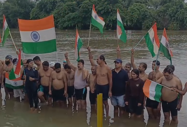 Khandwa Tiranga Yatra: खंडवा में पानी के बीच तिरंगा यात्रा, आमना नदी की लहरों पर तैराकों ने लहराया राष्ट्रध्वज
