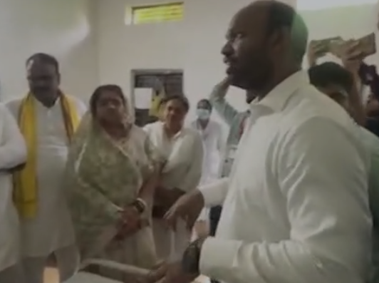 Balaghat Epidemic: बालाघाट में महामारी से प्रभावित परिवारों से मिले उमंग सिंघार, बच्चों के इलाज और स्वास्थ्य सुविधाओं पर उठाई आवाज