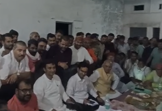 Rewa Road Issue: सड़क निर्माण में देरी पर भाजपा विधायक का 12 घंटे धरना, SDM-CEO बदलने पर बनी सहमति