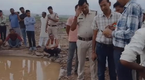 Rewa Land Dispute: 72 घंटे पानी में बैठा रहा किसान, जमीन विवाद पर जल-सत्याग्रह से मचा हड़कंप; कलेक्टर ने मौके पर पहुंचकर खत्म कराया अनशन