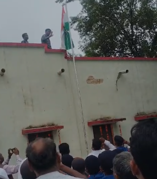Panna Tricolour Incident: ध्वजारोहण के दौरान जमीन पर गिरा तिरंगा, अमानगंज में विधायक कार्यालय की व्यवस्था पर उठे सवाल