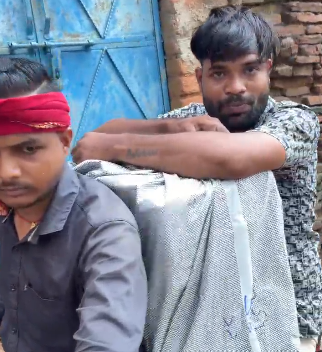 Niwari Illegal Liquor: निवाड़ी में बेखौफ शराब का खेल? दिनदहाड़े बाइक से पेटियां ले जाते युवकों का VIDEO वायरल