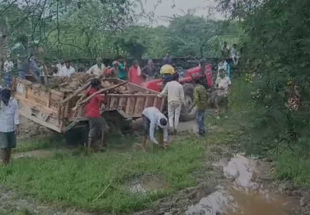 Datia Cremation Ground: दतिया में श्मशान घाट बना दलदल, अंतिम यात्रा में भी आफत; कीचड़ में फंसा लकड़ी-कंडे से भरा ट्रैक्टर