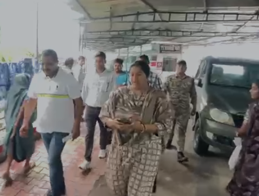 Tikamgarh Hospital: टीकमगढ़ जिला अस्पताल में प्रशासन का छापा, 8 डॉक्टर और 12 कर्मचारी मिले नदारद