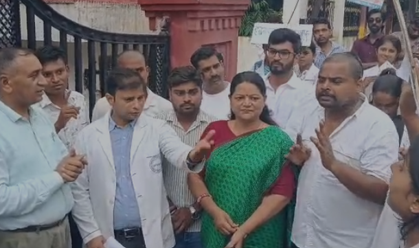 Rewa Nursing Students: रीवा में नर्सिंग छात्राओं का फूटा गुस्सा, परीक्षा और रिजल्ट में देरी से भविष्य पर मंडराया संकट