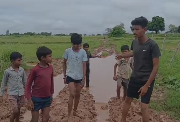 Rewa News: रीवा में सड़क के लिए बच्चों संग कलेक्ट्रेट पहुंचे ग्रामीण, कीचड़ और नालों से होकर स्कूल जाने को मजबूर