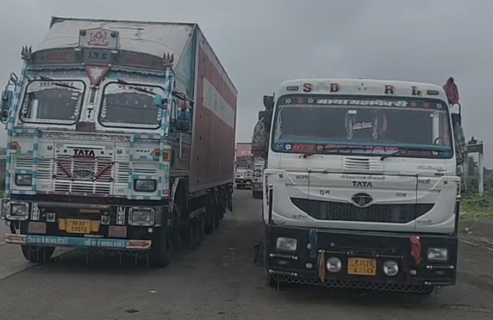 MP News: बैतूल के बंद बैरियर पर अवैध वसूली के आरोप ट्रक चालकों से 500-1000 रुपये लेने की शिकायत