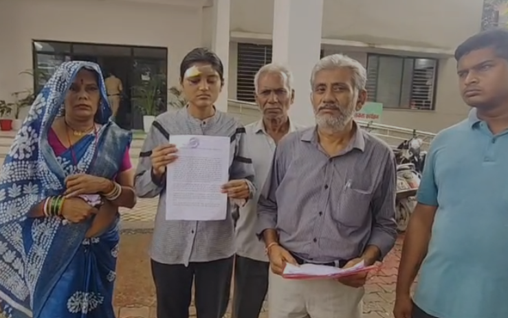 Rewa News: रीवा में भवन निर्माण विवाद ने लिया हिंसक रूप, मारपीट का वीडियो वायरल; पुलिस ने दर्ज किया मामला
