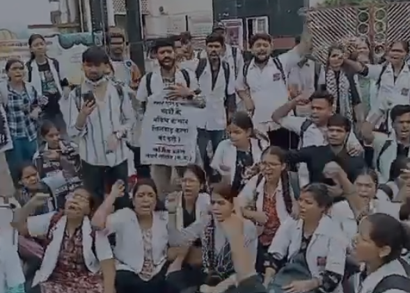 Bhopal News: भोपाल में नर्सिंग छात्रों का हंगामा, CM हाउस घेराव के लिए निकले छात्र पुलिस ने 500 मीटर पहले रोका