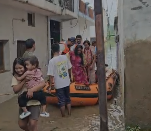 Rewa News: रीवा में बारिश थमने के बाद भी बाढ़ का कहर जारी, SDRF का रेस्क्यू ऑपरेशन तेज; हजार से ज्यादा लोगों को सुरक्षित निकाला