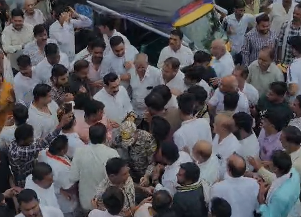 MP News: उपचुनाव के बाद पहली बार दतिया पहुंचे डॉ. नरोत्तम मिश्रा, समर्थकों ने लगाए ‘शेर आया-शेर आया’ के नारे