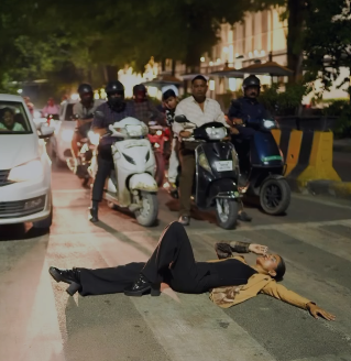 Indore News: व्यूज और लाइक्स के लिए सड़क पर स्टंट! जेब्रा क्रॉसिंग पर लेटी सोशल मीडिया इंफ्लुएंसर, क्राइम ब्रांच ने लिया संज्ञान