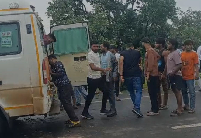 Mp News: रायसेन में जेसीबी और बाइक की जोरदार भिड़ंत, दो युवक गंभीर; प्राथमिक उपचार के बाद भोपाल रेफर